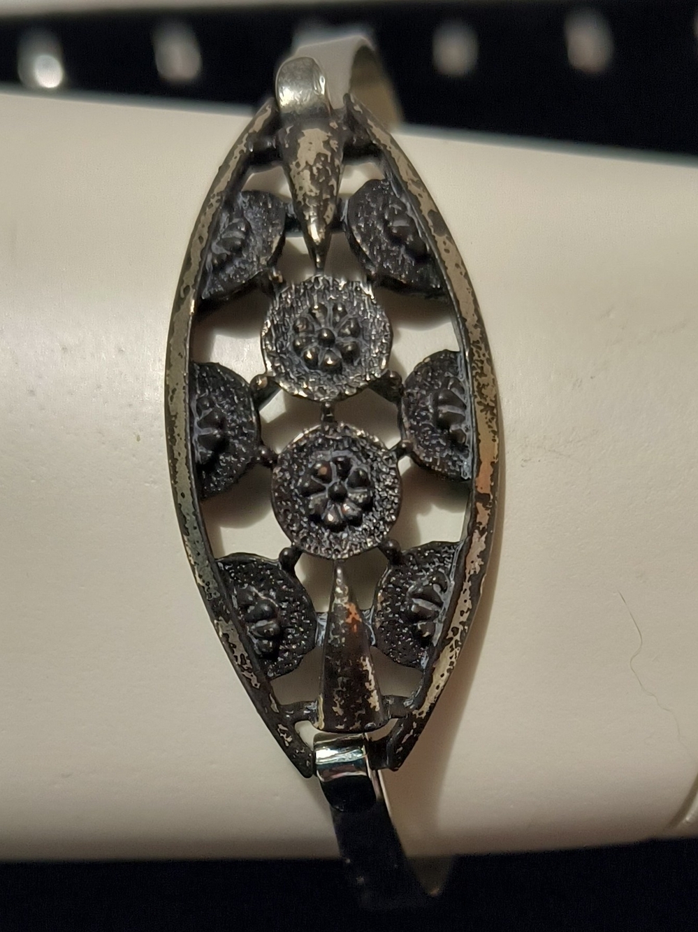 Antique-Style Floral Filigree Bracelet in Silver Tone
